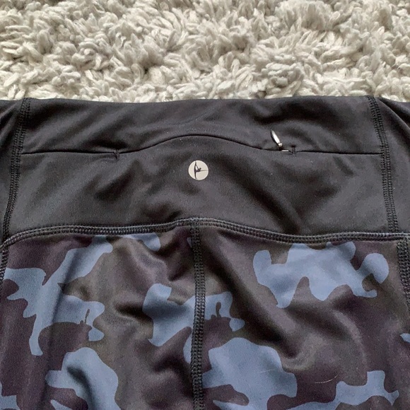 💜5/25 Cropped camo leggings - Picture 3 of 4